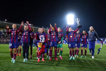 El grupo de jugadoras del FC Barcelona celebra el título de la Supercopa.