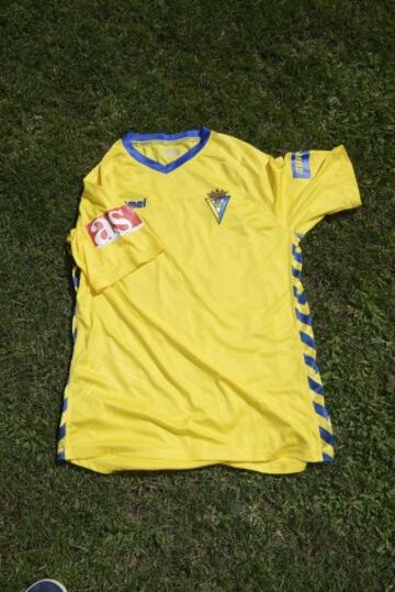Camiseta del Cádiz con el logo de 'AS'.