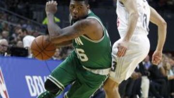 Marcus Smart supera a Sergio Rodr&iacute;guez.