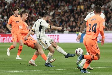 1-0. Dani Carvajal, desde la frontal del área, con la zurda y de volea, dispara al lado izquierdo de Giorgi Mamardashvili. El balón toca la base del poste y se cuela dentro de su portería.