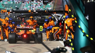 Lando Norris durante una parada en el GP de Gran Breta&ntilde;a 2021.