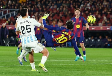 Magnífico el centro de Dani Olmo con la picadita, conectando con la volea en el aire del remate acrobático de Lamine Yamal, superando la estirada de Aarón Escandell. 