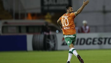 QUI01. QUITO (ECUADOR), 06/02/2018.- El jugador del Banfield de Argentina Jesús Dátolo (c) celebra el 1-0 contra Independiente del Valle hoy, martes 6 de febrero de 2018, durante un encuentro correspondiente a la Copa Libertadores, en Quito (Ecuador). EFE/José Jácome