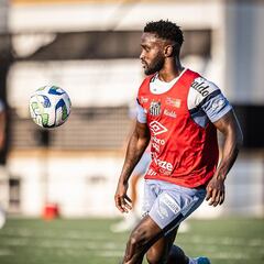 Stiven Mendoza, increpado por un hincha de Santos