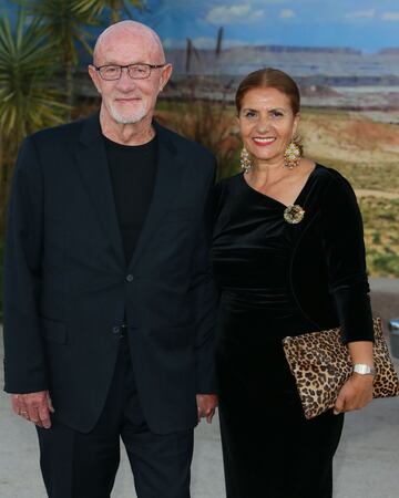 Jonathan Banks fue acompañado por su esposa Jenny a la premier de la cinta. 