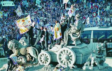 La estatua de La Cibeles recibió su primera Copa de Europa. La primera vez que la fuente recibió a la gente había sido en 1986., con motivo de la goleada de España a Dinamarca en la goleada por 5-1. Casi doce años después, y tras presenciar el ofrecimiento de Ligas y Copas de España, la diosa era ofrendada con la Copa de Europa. Más de 200.000 aficionados acompañaron a los jugadores en la celebración.