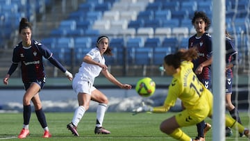 MADRID, 19/01/2025.- La delantera del Real Madrid Alba Redondo (c) chuta a la portería de María Miralles, del Éibar, durante su partido de la 15ª jornada de la Liga F en el estadio Alfredo Di Stefano este domingo en Madrid. EFE/ Kiko Huesca