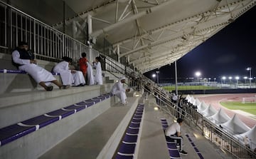 Un grupo de aficionados viendo el entrenamiento. 