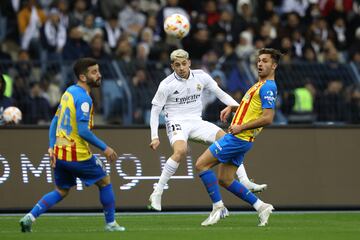 Federico Valverde lanza el balón entre los jugadores del Valencia, José Luis Gayá y Hugo Duro.