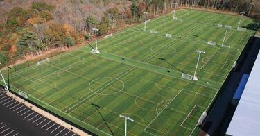 F¨²tbol y sticks en un solo campo