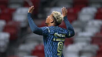 Roger Martínez festeja un gol con el América en la Copa Sky.