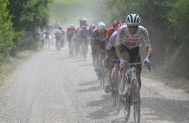 Juan Ayuso en uno de los tramos de sterrato.