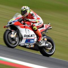 Las Ducati meten miedo en Mugello con Iannone al frente