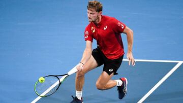 David Goffin devuelve una bola ante Grigor Dimitrov durante un partido en la ATP Cup.