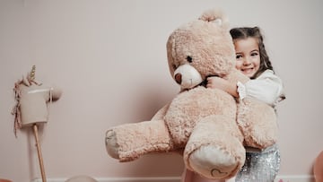 If you are thinking about giving your child an AI-powered teddy bears for Christmas, think again. Academics warn of the dangers.