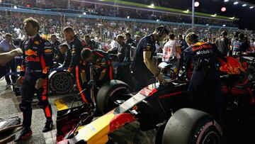 SINGAPORE - SEPTEMBER 16: Daniel Ricciardo of Australia and Red Bull Racing looks on, on the grid before the Formula One Grand Prix of Singapore at Marina Bay Street Circuit on September 16, 2018 in Singapore.  (Photo by Mark Thompson/Getty Images)