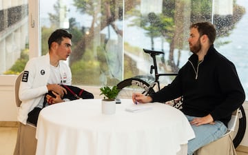 Terminadas las cuatro horas de entrenamiento, una ducha rpida, y tambin tras comer pasadas las 16:00 de la tarde, Juan se sienta durante una hora a repasar con AS, en una larga entrevista, todos los momentos de su carrera: desde sus inicios pasando por sus ltimas conquistas, as como los retos del futuro.