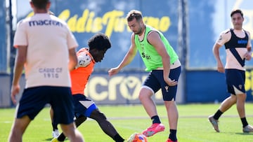 Twizard, del filial, junto a Javier Ontiveros en un entrenamiento en la Ciudad Deportiva.
