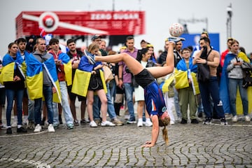 Un grupo de aficionados de Ucrania observa una exhibición de fútbol freestyle en la Fan Zone oficial de la UEFA  antes del partido entre Eslovaquia y la selección de su país en Dusseldorf, Alemania. Después, ya en el estadio, pudieron disfrutar del triunfo de su equipo, que le mete de lleno en la pelea por los octavos de final de la Eurocopa.