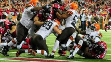 Los Cleveland Browns tratando de parar a los Falcons en la End Zone.