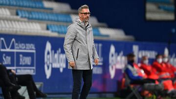 PONFERRADA, SPAIN - MAY 18: Head coach, Jon Perez Bolo of SD Ponferradina reacts during the Liga Smartbank match betwen SD Ponferradina and RCD Espanyol de Barcelona at Estadio El Toralin on May 18, 2021 in Ponferrada, Spain. (Photo by Octavio Passos/Gett