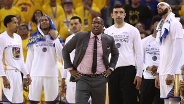 Mike Brown, t&eacute;cnico de los Warriors, durante el primer partido de las Finales 2017.