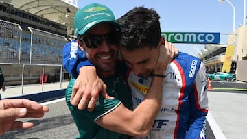 Alonso abraza a Bortoleto cuando se proclamó campeón de F3 en 2023.