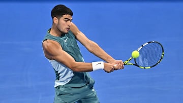 Doha (Qatar), 19/02/2025.- Carlos Alcaraz of Spain in action against Luca Nardi of Italy during the round of 16 at the ATP Qatar Open tennis tournament in Doha, Qatar, 19 February 2025. (Tenis, Italia, España, Catar) EFE/EPA/NOUSHAD THEKKAYIL