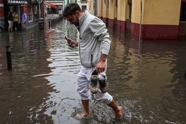 Calles anegadas de agua tras las lluvias torrenciales en la jornada de hoy en Sevilla.