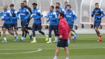 Luis Cembranos dirige el entrenamiento de ayer del Legan&eacute;s en las instalaciones de Butarque.