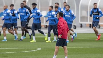 Luis Cembranos dirige el entrenamiento de ayer del Legan&eacute;s en las instalaciones de Butarque.