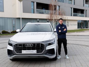 El volante colombiano recibió un nuevo auto de una de las marcas patrocinadoras de Real Madrid. El jugador avanza en su recuperación.