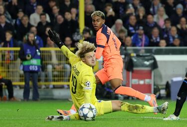 Qué bien se coló Lamine Yamal dentro del área, jugando la pared perfecta con Fermín, que hizo la devolución magnífica para el '10' azulgrana, el cual definió con un toque sutil con el exterior de su bota izquierda para batir a Jackers.