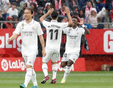2-1. Vinicius Junior celebra el primer tanto que anota en el minuto 33 de partido con Marco Asensio.