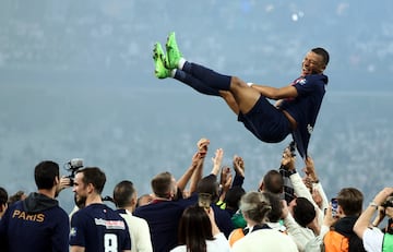 Kylian Mbappé, en su  consigue la Copa de Francia con el PSG tras ganar al Olympique de Lyon.