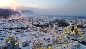 Vista general de la ciudad y la estación de esquí de Samijiyon, Corea del Norte, durante la inauguración con fuegos artificiales.