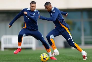 Mbapp y Alaba, en el entrenamiento de este jueves.