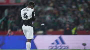 SEVILLE, SPAIN - APRIL 23: Yunus Musah of Valencia CF reacts to missing their sides fourth penalty during a penalty shoot out during the Copa del Rey final match between Real Betis and Valencia CF at Estadio La Cartuja on April 23, 2022 in Seville, Spain. (Photo by Angel Martinez/Getty Images)