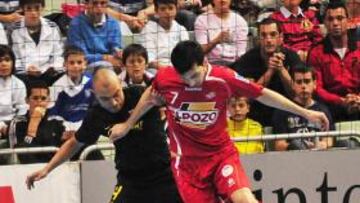 Ari pelea con Esquerdinha.