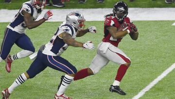 HOUSTON, TX - FEBRUARY 05: Devonta Freeman #24 of the Atlanta Falcons carries the ball against the New England Patriots during Super Bowl 51 at NRG Stadium on February 5, 2017 in Houston, Texas. The Patriots defeat the Atlanta Falcons 34-28 in overtime. (Photo by Focus on Sport/Getty Images)