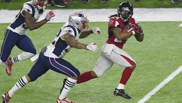 HOUSTON, TX - FEBRUARY 05: Devonta Freeman #24 of the Atlanta Falcons carries the ball against the New England Patriots during Super Bowl 51 at NRG Stadium on February 5, 2017 in Houston, Texas. The Patriots defeat the Atlanta Falcons 34-28 in overtime. (Photo by Focus on Sport/Getty Images)