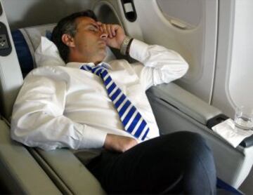 Mourinho duerme en el avión de camino a la Final de la Champions del 2004 contra el Mónaco en Gelsenkirchen.