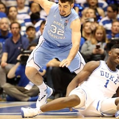 EE UU en vilo: Zion Williamson sufre una lesión de rodilla tras reventar una de sus zapatillas