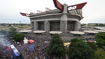 Soccer Football - Champions League - Semi Final - Second Leg - Inter Milan v AC Milan - San Siro, Milan, Italy - May 16, 2023 General view outside the stadium before the match REUTERS/Daniele Mascolo     TPX IMAGES OF THE DAY