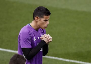 GRA059. MADRID, 18/11/2016.- El centrocampista del Real Madrid James Rodríguez, durante el entrenamiento que ha realizado hoy la plantilla en Valdebebas, para preparar el encuentro que disputarán este sábado en el Vicente Calderón frente al Atlético de Ma