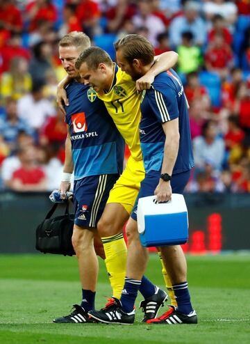 Viktor Claesson se retiró lesionado.