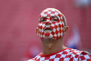 Hoy en el Al Bayt Stadium se enfrentan las selecciones de Croacia y Marruecos y los seguidores de ambos combinados han llenado de color el estadio. 