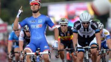 Nacer Bouhanni, corredor del FDJ, celebrando la victoria de hoy en esta cuarta etapa de la Eneco Tour 2014.