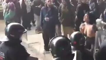 El discurso de una mujer semidesnuda a la policía española que se hizo viral