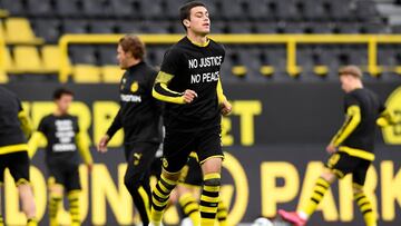 Previo al arranque del duelo en el que recibieron a Hertha Berlin, el estadounidense se unió al Dortmund en su protesta contra el racismo.
